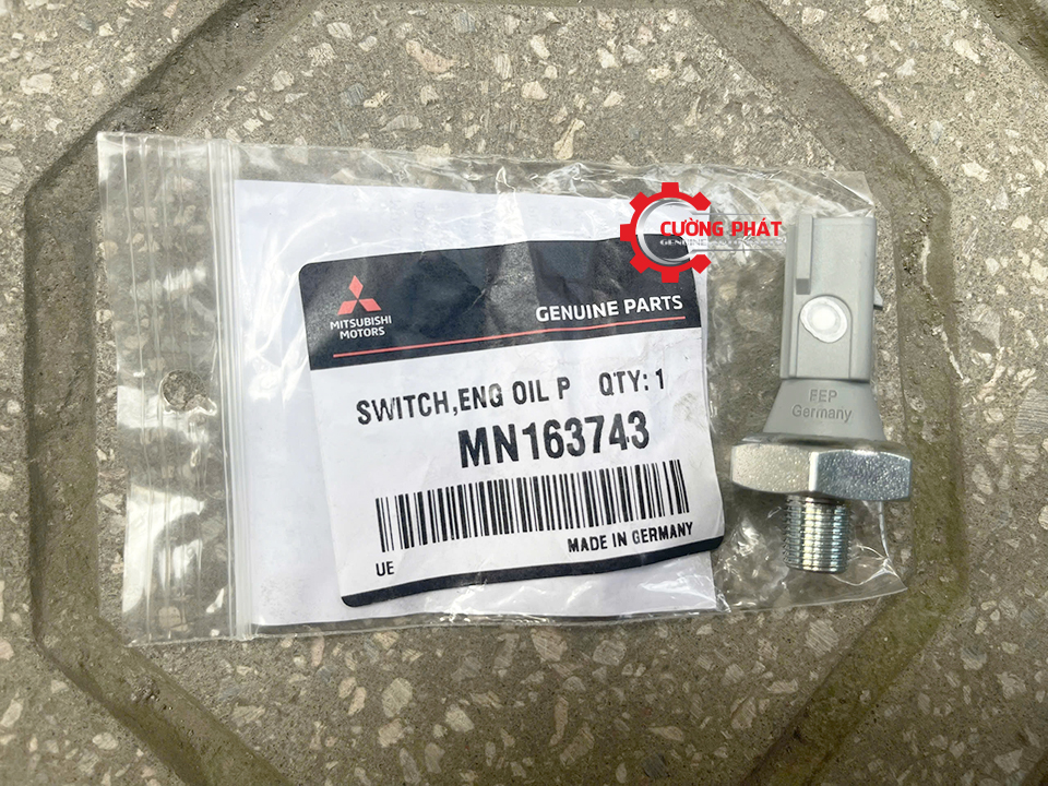 Chi tiết tem mã công tắc báo áp suất dầu Outlander chính hãng