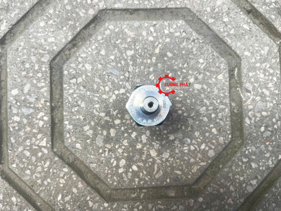 Góc chụp cận cảnh cảm biên báo áp suất dầu Attrage, , Mirage Triton chính hãng