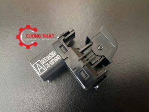 Góc chụp cận cảnh công tắc lên kính đơn Xpander 2018-2026