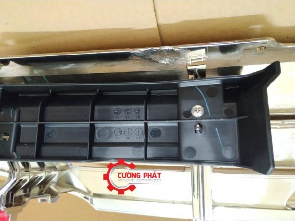 Chi tiết mặt ca lăng mạ Xpander chính hãng