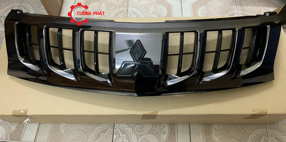 Hình ảnh mặt ca lăng mạ chì Mitsubishi Triton 2017 chính hãng