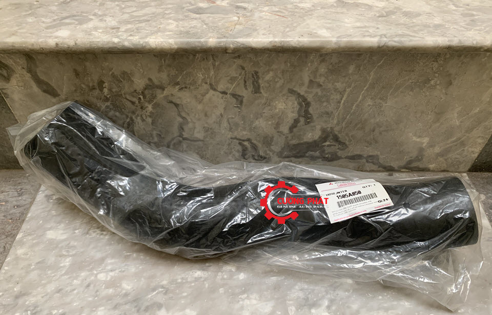 Hình ảnh ống dẫn gió từ két làm mát turbo vào họng hút bướm ga Mitsubishi Triton, Pajero Sport