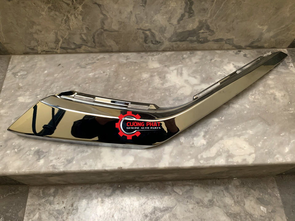 Hình ảnh nẹp inox cản trước miếng dưới Mitsubishi Outlander 2017 chính hãng