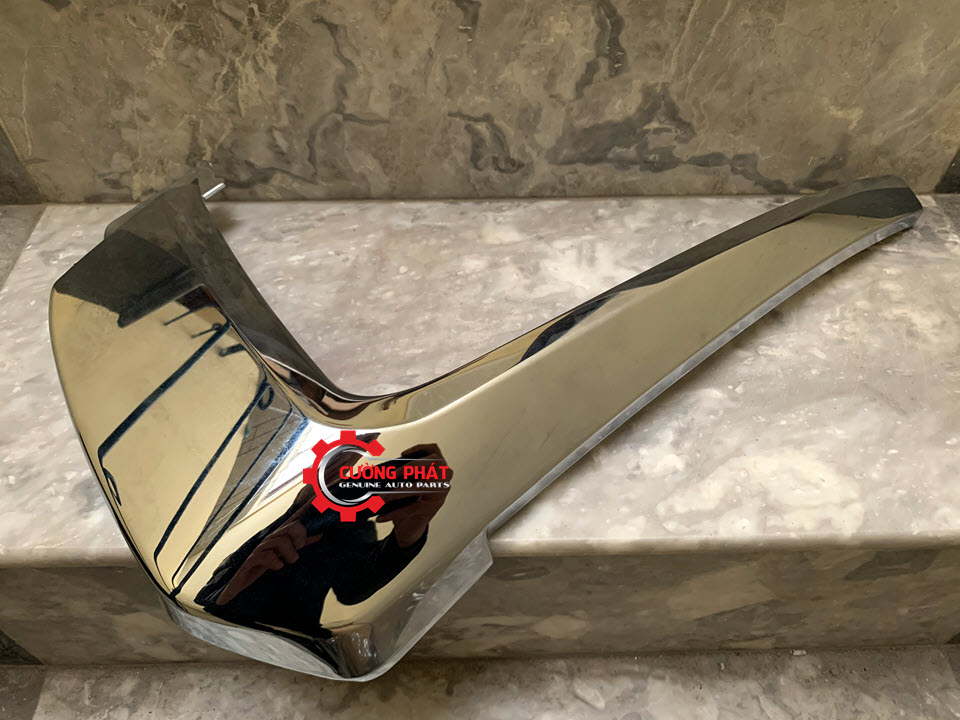 Hình ảnh nẹp inox cản trước miếng giữa Mitsubishi Outlander 2017 chính hãng