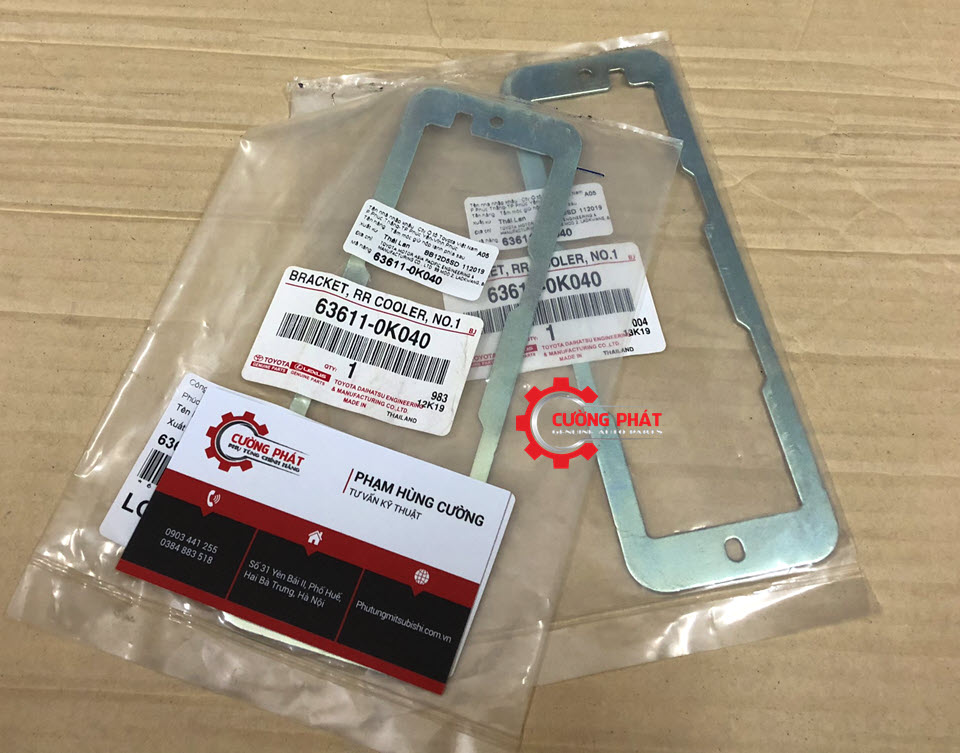 Tam-moc-giu-hop-lanh-phia-sau-Toyota-Fortuner-636110K040(1) Cận cảnh tấm móc giữ hộp lạnh phía sau Fortuner chính hãng