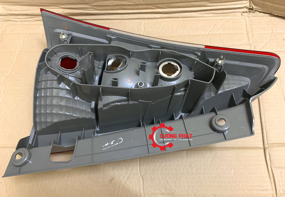 Den-hau-Toyota-Innova-2013-2015-815510K210-815610K210 (2) Mặt sau đèn hậu Innova 2013-2015 chính hãng