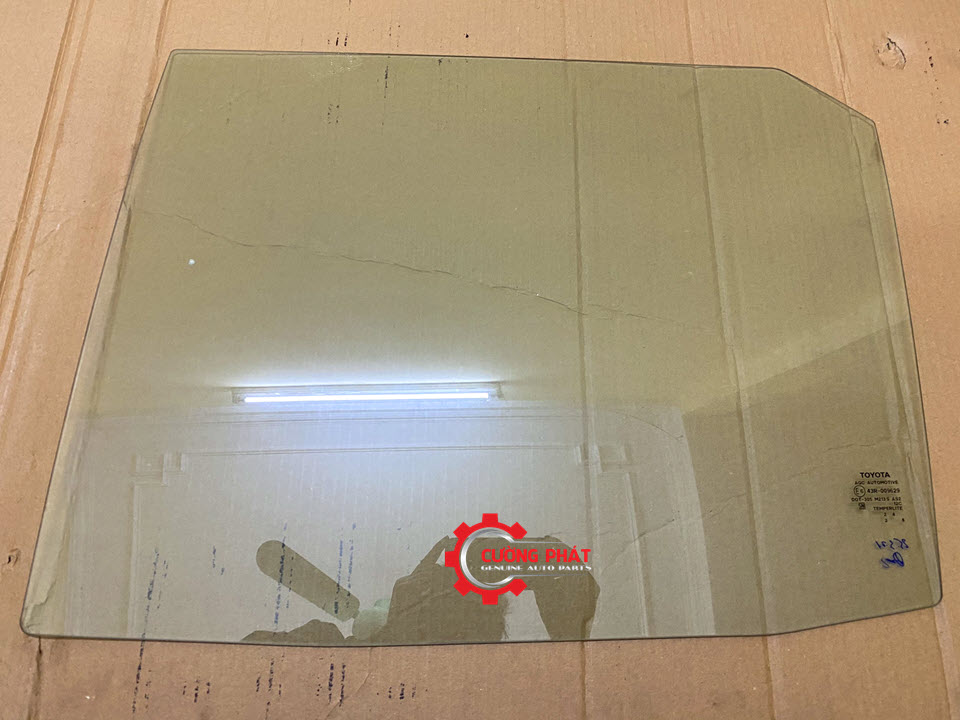 Kinh-canh-cua-sau-Toyota-Fortuner-2018-681140K350 (2) Hình ảnh kính cánh cửa sau Toyota Fortuner 2018 chính hãng