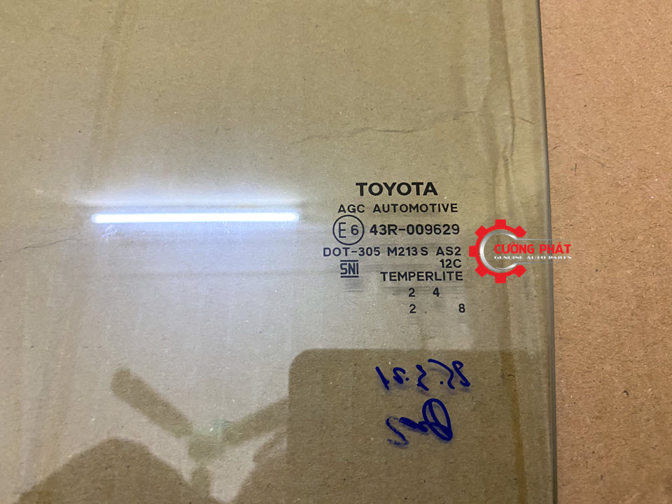 Kinh-canh-cua-sau-Toyota-Fortuner-2018-681140K350 Cận cảnh kính cánh cửa sau Fortuner 2018 chính hãng