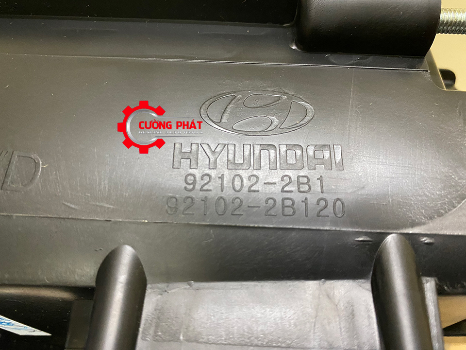Den-pha-Hyundai-Santafe-2006-2012-921012B120-921022B120 (3) Chữ dập nổi trên đèn pha Santafe 2006-2012
