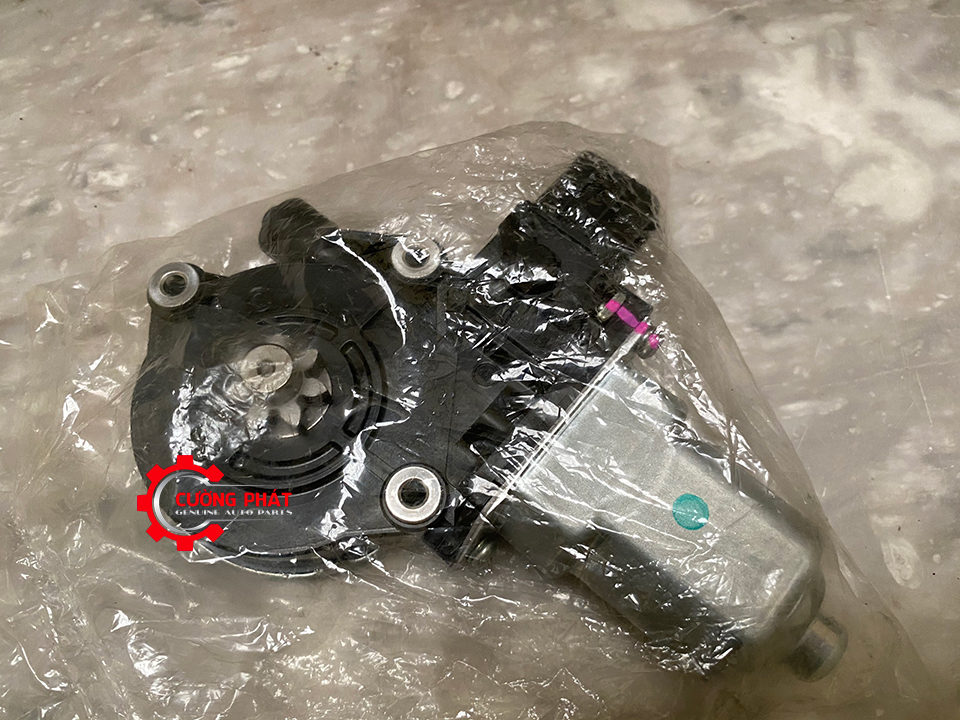 Moto-len-kinh-cua-truoc-Mitsubishi_Attrage-Mirage-5713A381-5713A382 (1) Hình ảnh moto lên kính cửa trước Mitsubishi Attrage, Mirage chính hãng