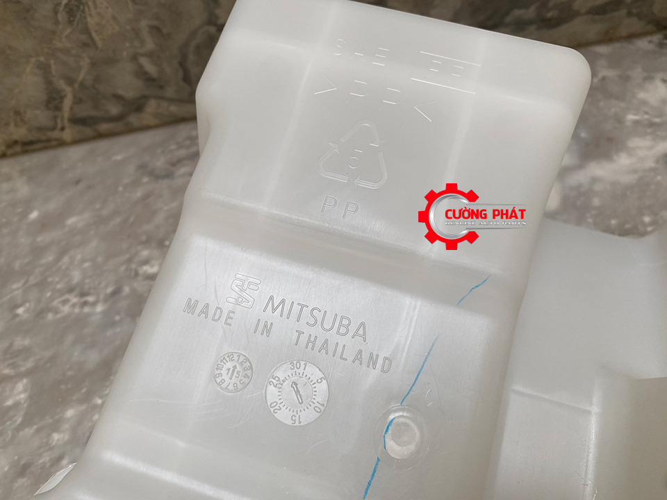 Binh-nuoc-rua-kinh-Mitsubishi-New-Triton-8260A349 (3) Chữ dập nổi trên bình nước rửa kính Triton chính hãng