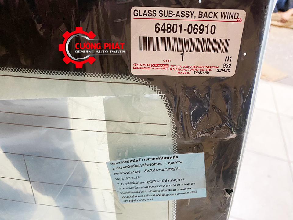 Kinh-hau-Toyota-Camry-2015-2017-6480106910 (2) Tem mã chính hãng kính chắn gió sau Camry 2015-2017 chính hãng