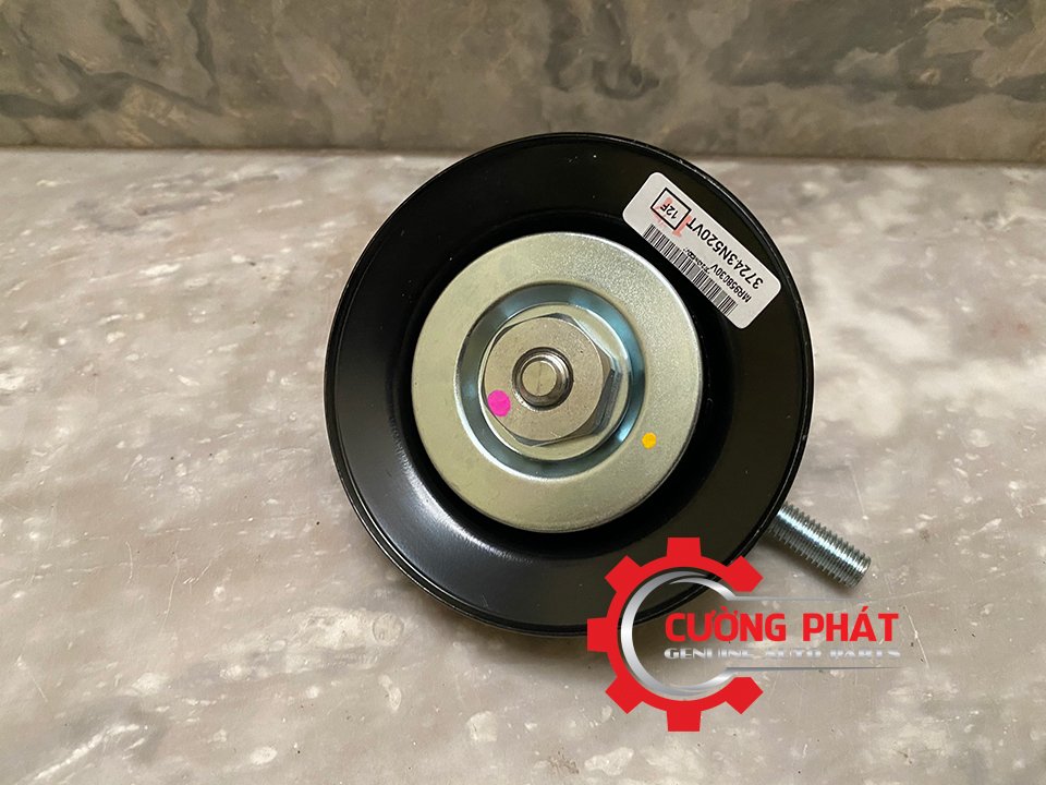 Bi-tang-dieu-hoa-Mitsubishi-Triton-Pajero-Sport-MR958030 (1) Cận cảnh buly tăng điều hòa Triton, Pajero Sport chính hãng