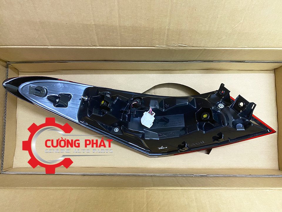 Den-hau-ngoai-Toyota-Camry-2021-8155106790 (2) Mặt sau đèn hậu ngoài Camry 2021 chính hãng