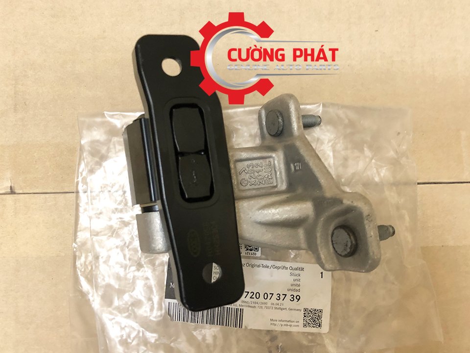 Ban-le-cua-truoc-duoi-lai-MercedesBenz-GLC-300-A2057200737 (2) Cận cảnh hạn chế cửa trước Mercedes GLC 300 chính hãng