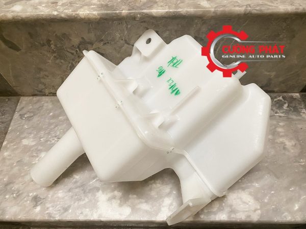 Cận cảnh bình nước rửa kính Attrage, Mirage chính hãng