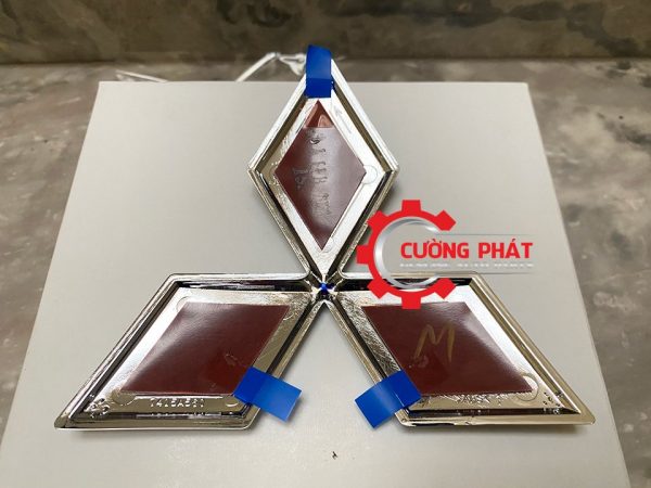 Mặt sau biểu tượng ga lăng Attrage 2020, New Triton chính hãng