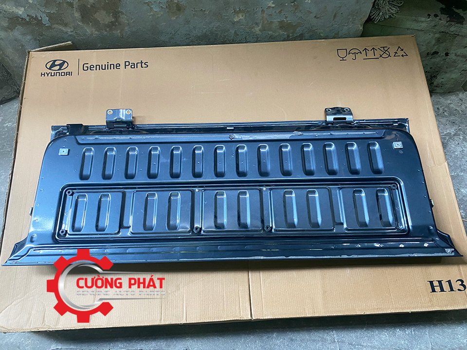 Buong-thung-sau-Mitsubishi-Triton-2015-2022-6724A266-cua-hau (4) Mặt sau Bưởng thùng sau Triton 2015-2022 chính hãng