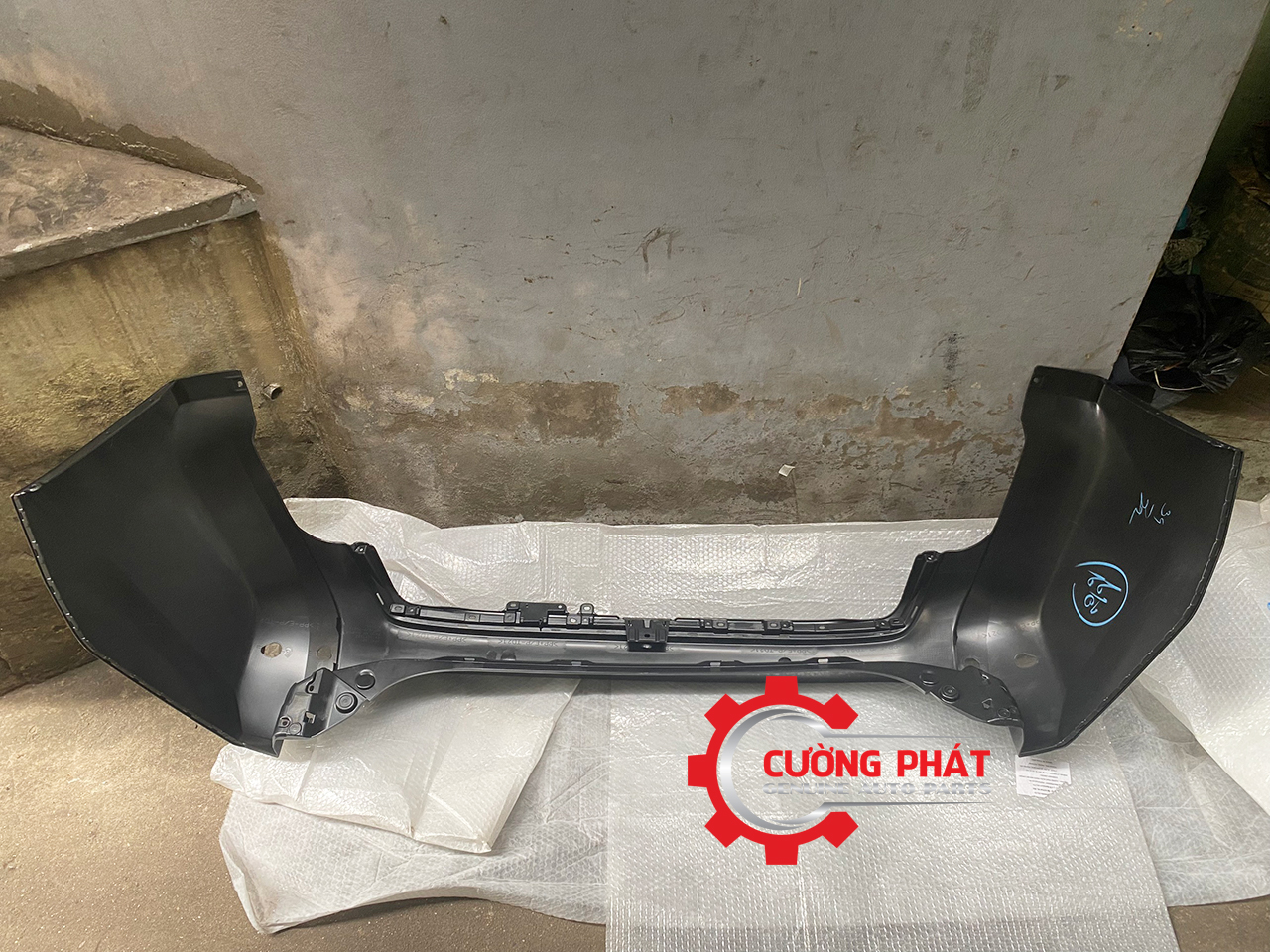 Can-sau-Mitsubishi-Sport-2018-2020-6410D073 (3) Cận cảnh bên trong cản sau Pajero Sport 2018