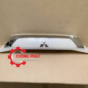Hình ảnh ốp cửa hậu Mitsubishi Outlander 2014-2018 chính hãng