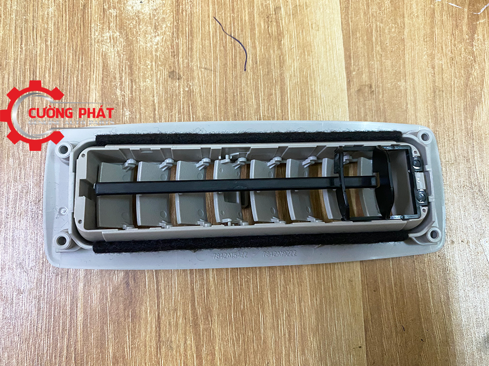 Cua-gio-dieu-hoa-tran-xe-Mitsubishi-Pajero-Sport-2018-7842A192HA (2) Cận cảnh phía sau cửa gió trần xe Pajero Sport