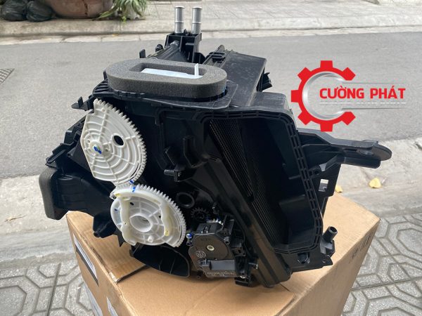 Góc chụp cận cảnh hộp quạt gió giàn lạnh Fortuner máy xăng 2009-2015
