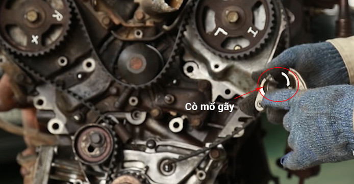 Cò mổ bị gãy khi dây cam bị đứt và phát sinh nhiều hư hại nghiêm trọng khác