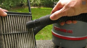 Dùng máy xịt bụi bẩn bám trên lọc điều hòa