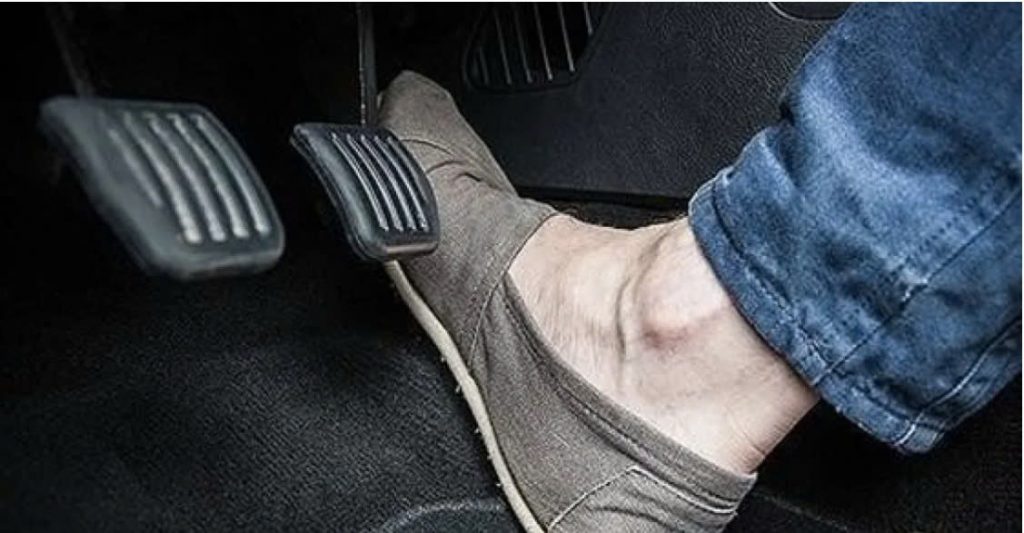 Bàn đạp phanh bị rung lắc mạnh khi phanh