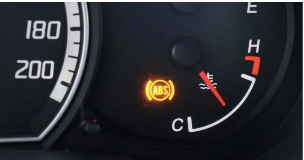 Đèn phanh báo sáng liên tục