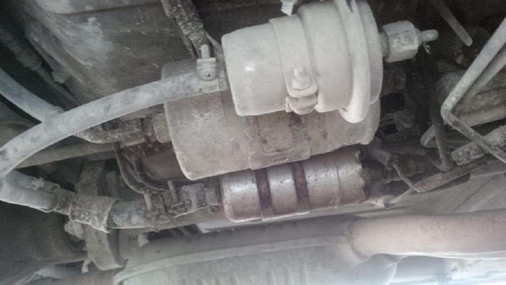 Do phải lọc cặn gỉ, tạp chất nên sau một khoảng thời gian lọc xăng sẽ bị bám bẩn