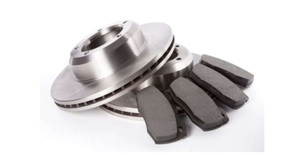 Má phanh tạo ra lực ma sát giảm tốc độ quay của bánh xe