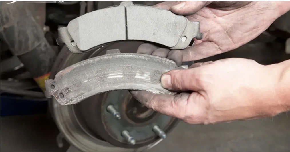 Má phanh hai bên bị mòn không đều 