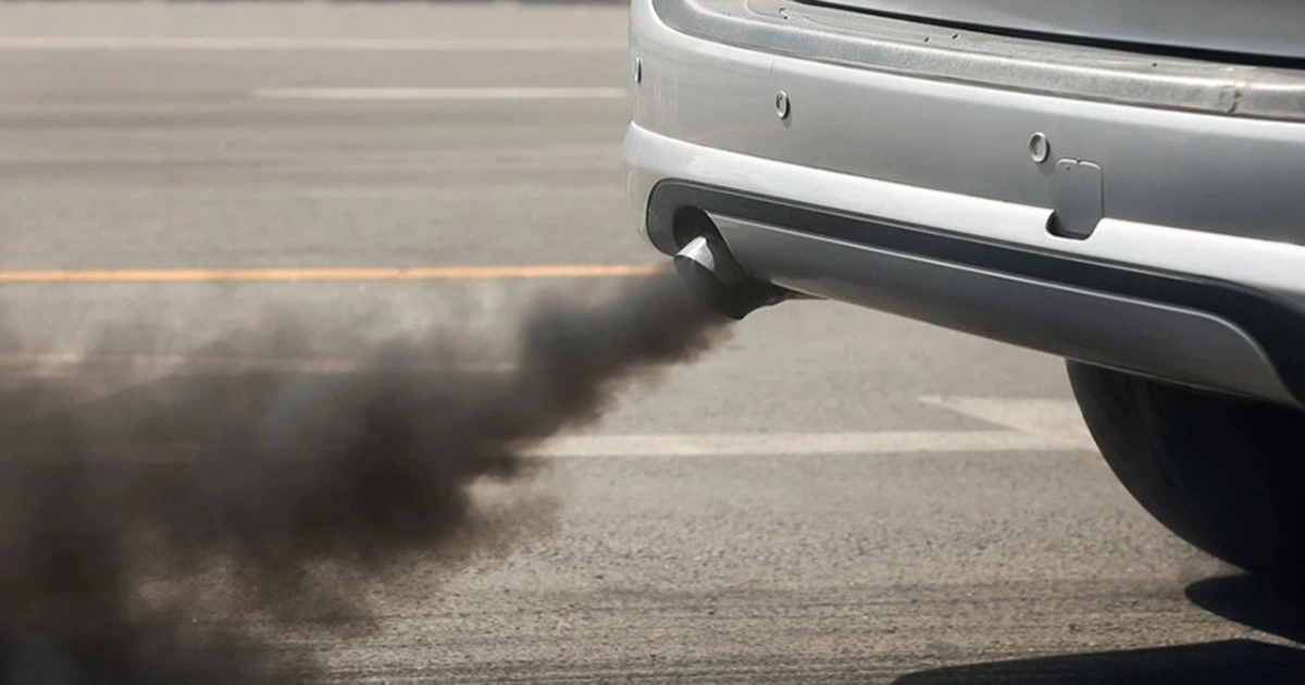 Ống xả ô tô xả ra nhiều khói đen là một trong những dấu hiệu báo hiệu lọc xăng có vấn đề