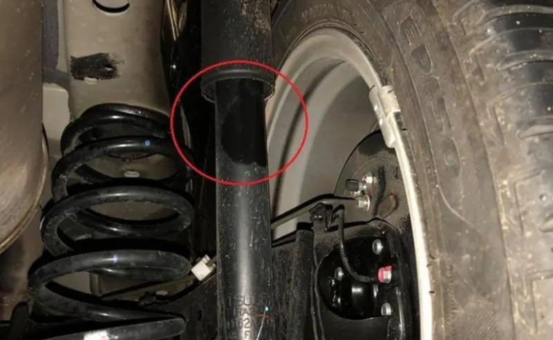 Giảm xóc ô tô bị chảy dầu