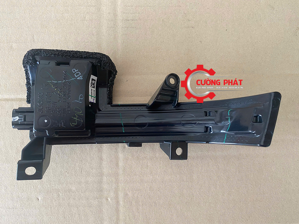 Den-xi-nhan-guong-Mitsubishi-Xforce-26165B010P-26160B010P (4) Cận cảnh phía sau đèn gương chiếu hậu Xforce