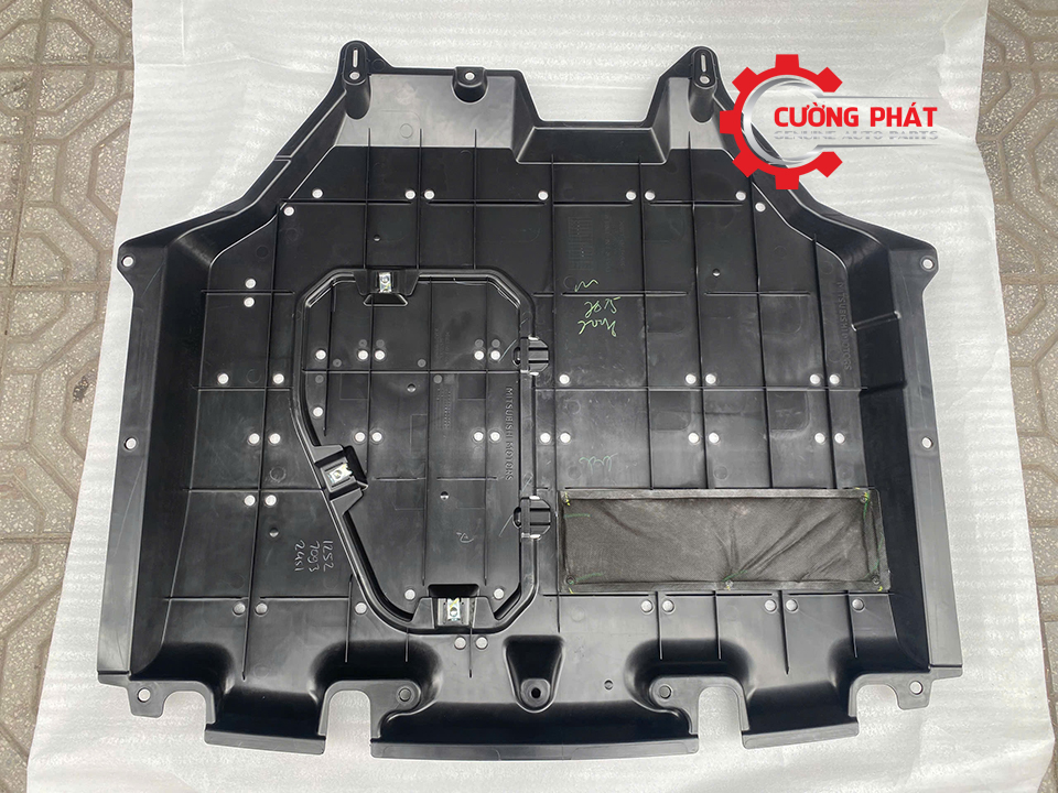 Chan-bun-gam-may-Mitsubishi-XForce-75830B000P (1) Hình ảnh chắn bùn gầm XForce