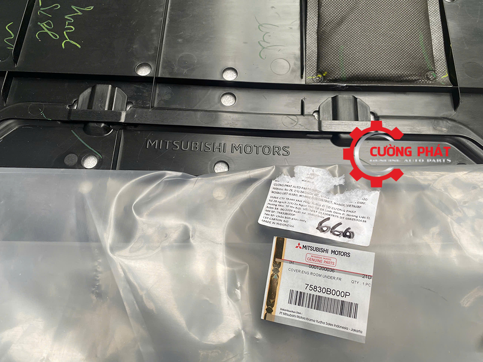 Chan-bun-gam-may-Mitsubishi-XForce-75830B000P (3) Tem mã chắn bùn gầm Mitsubishi XForce 2024