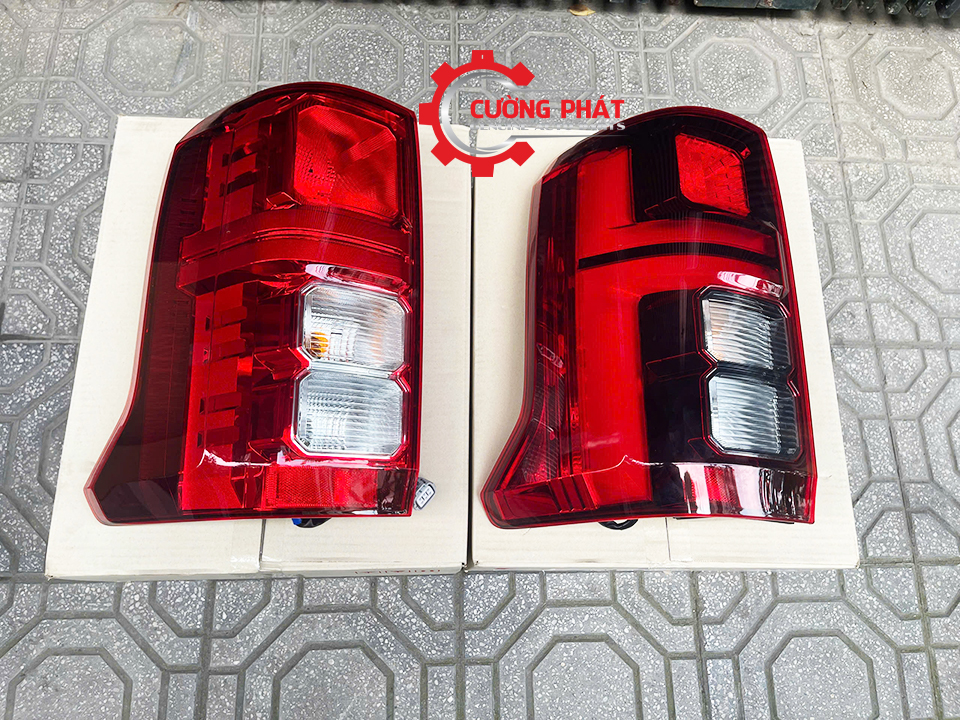 Hình ảnh so sánh đèn hậu Triton 2025 bản halogen và led