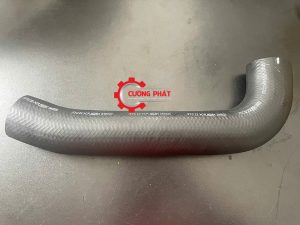 Góc chụp cận cảnh ống cao su dưới từ két làm mát turbo vào họng ga Triton 2009-2018