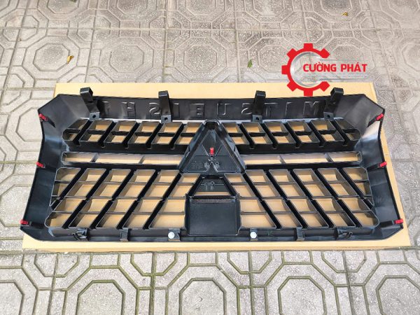 Góc chụp mặt sau calang Triton 2025 GLX chính hãng