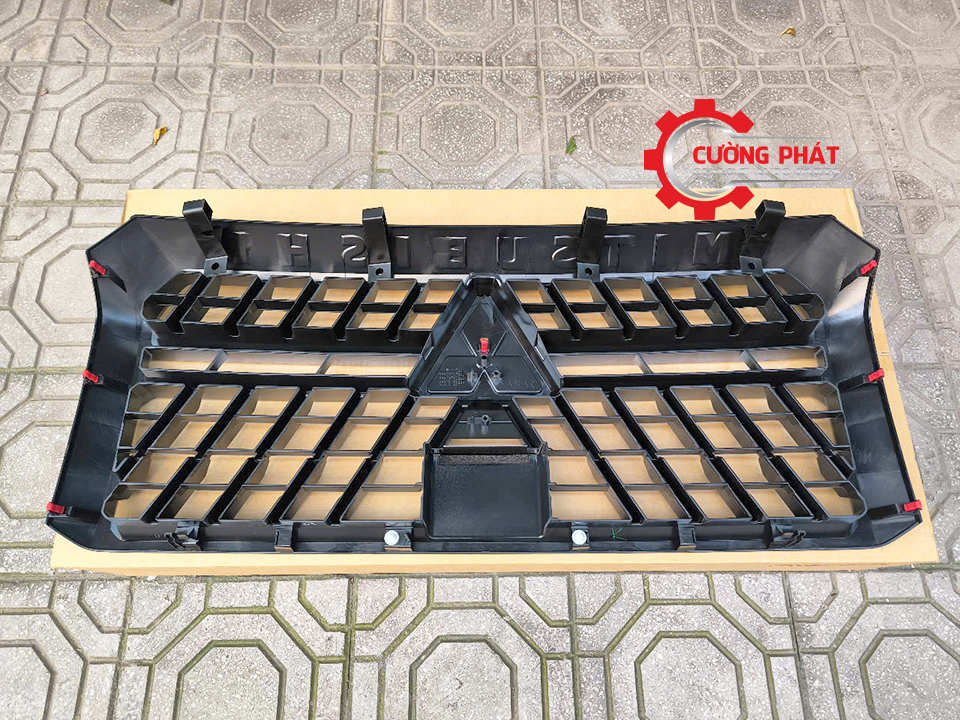 Góc chụp mặt sau calang Triton 2025 GLX chính hãng