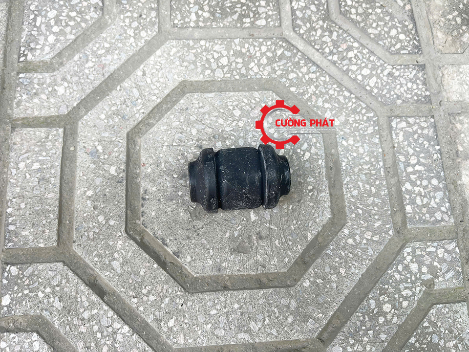 Góc chụp cận cảnh cao su nhỏ càng chữ A Xpander 2018-2025