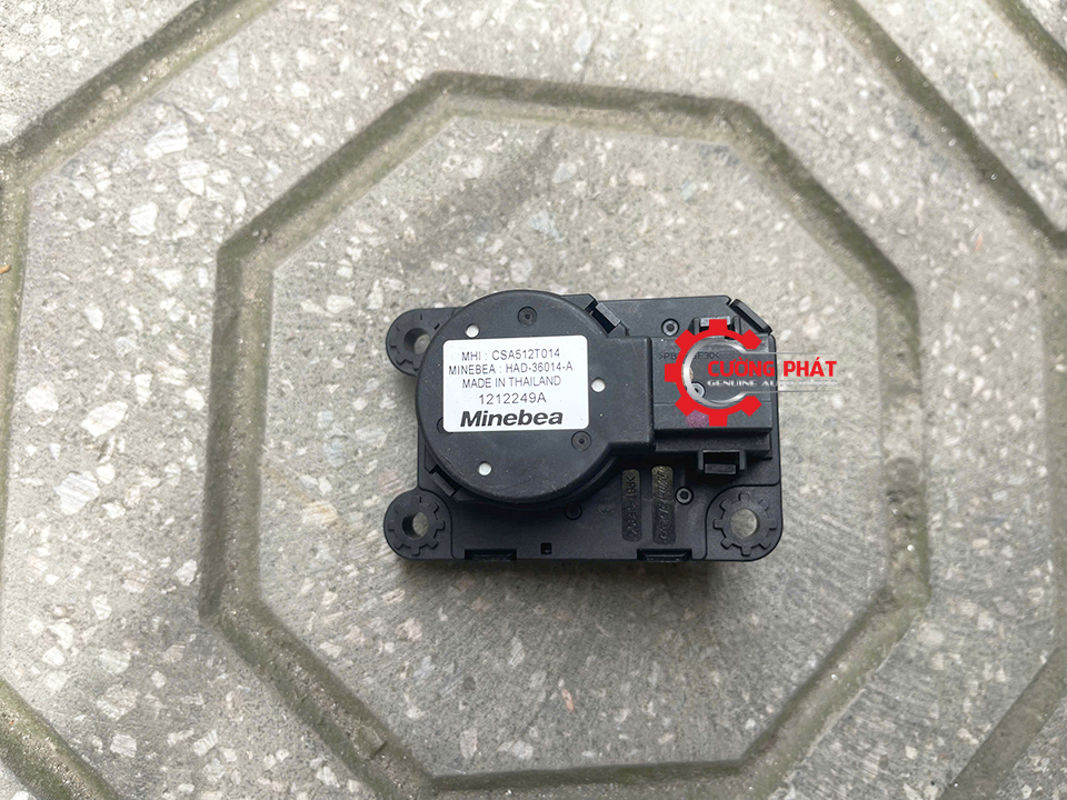 Góc chụp cận cảnh mô tơ cửa gió điều hòa Triton 2019-2024