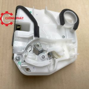 Góc chụp cận cảnh cơ cấu khóa cửa sau Xpander chính hãng